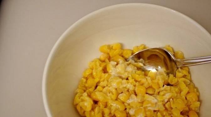 Campur jagung, gula, dan mayones. Aduk rata. (Via: binghamton.spoonuniversity.com)