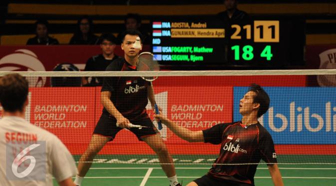 Gandaputra Indonesia, Andrei Adistia (kiri) mengembalikan bola ke arah Mathew Fogarty/Seguin (USA) di Total BWF World Championships 2015 di Jakarta, Senin (10/8/2015). Andrei/Hendra A Gunawan unggul 21-18, 21-8. (Liputan6.com/Helmi Fithriansyah)