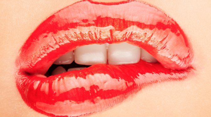 Perhatikan tindakan Anda ketika sedang menggunakan lipstik dengan warna merah menyala