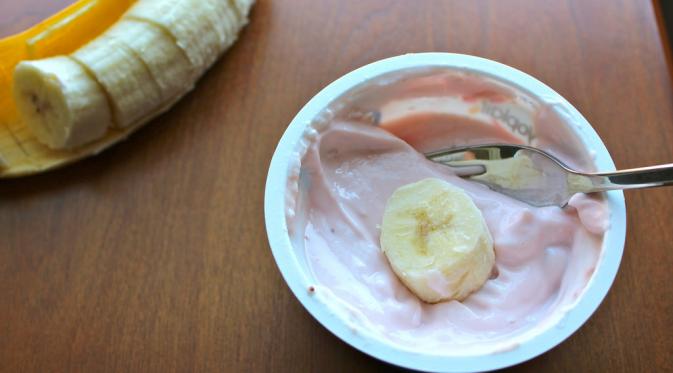 Potong pisang. Celupkan ke dalam yogurt. (Via: michigan.spoonuniversity.com)