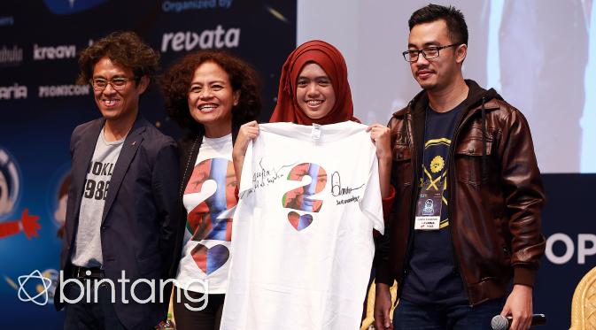 Peserta talkshow yang beruntung ini menang kuis dan mendapatkan hadiah berupa kaos AADC 2 yang ditandatangani oleh Dian Sastrowardoyo dan Nicholas Saputra. (Wimbarsana/Bintang.com)