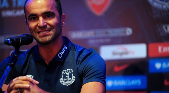 Roberto Martinez khawatir pemain mudanya diserobot tim lain (MOHD FYROL / AFP)
