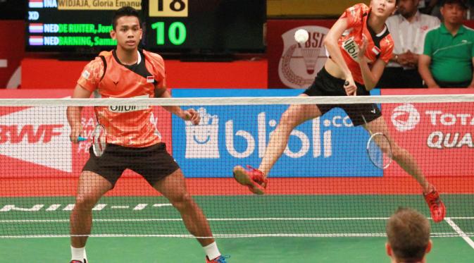 Ganda campuran Indonesia, Gloria Emanuelle Widjaja, melancarkan smes ke pasangan Belanda Jorrit De Ruitter/Samantha Barning di ajang Total BWF World Championships 2015 di Istora Senayan, Jakarta, Selasa (11/8/2015). (Liputan6.com/Humas PP PBSI)