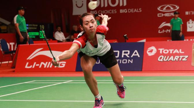 Tunggal putri Indonesia Maria Febe Kusumastuti susah mengembalikan bola pukulan Yu Po Pai asal Taiwan pada babak pertama Total BWF World Championships 2015 di Istora Senayan, Jakarta, Selasa (11/8/2015). (Liputan6.com/Humas PP PBSI) 