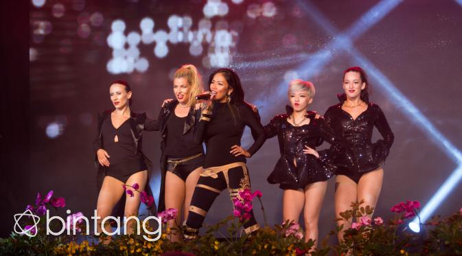 Aksi panggung Shanty bersama penari latarnya dalam acara peringatan ulang tahun Singapura ke-50 di The Grand Hyatt ballroom Hong Kong. (Anastasia Darsono/Bintang.com)