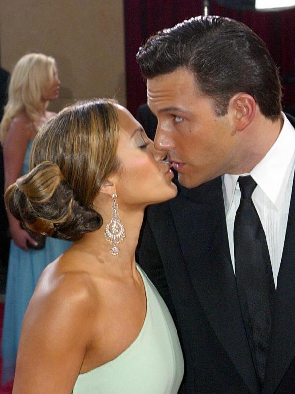 Jennifer Lopez dan Ben Affleck (via popsugar.com)