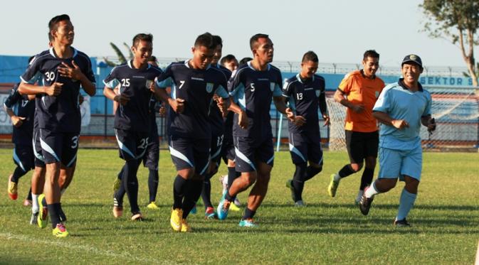 Didik Ludiyanto bersama pemain Persela saat latihan jelang Piala Presiden (Bola.com/Zaidan Nazarul)