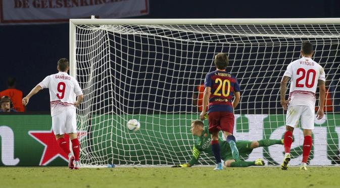 Kevin Gamiero mencetak gol ke gawang Barcelona