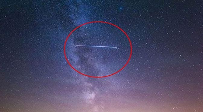 ISS dan Meteor Perseid tertangkap di langit (mirror.co.uk/Albert Dros)