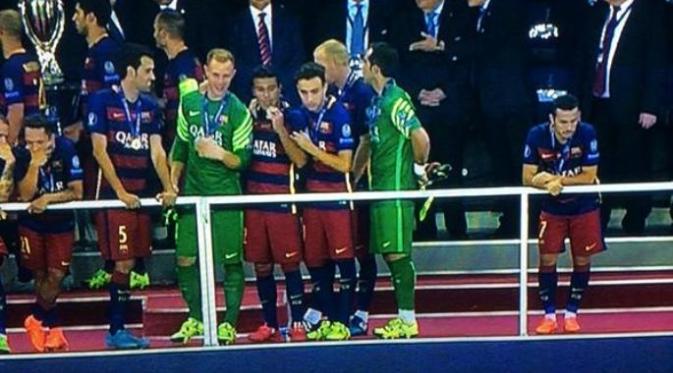 Pedro Rodriguez termenung di tengah perayaan juara Barcelona (101 Great Goals)