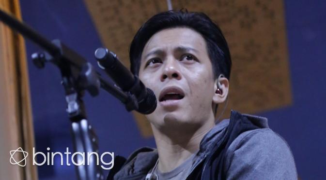 Ariel NOAH melakukan latihan persiapan HUT SCTV ke-25 di studio Pojur di kawasan Pancoran, Jakarta Selatan, Senin (10/8/2015). (Ruben Silitonga/Bintang.com)
