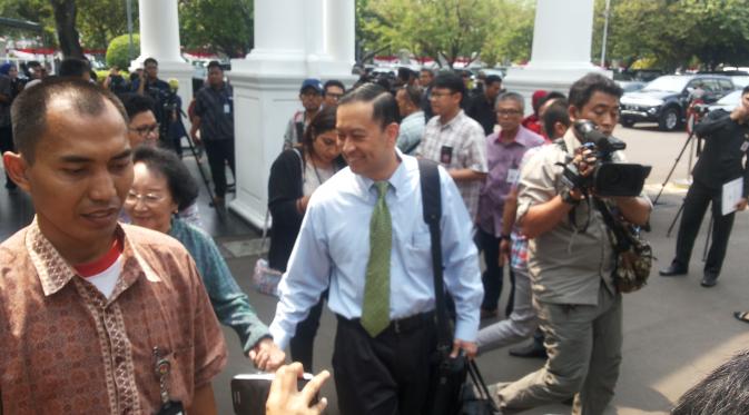 Thomas L Lembong yang dikabarkan bakal dilantik sebagai Menteri Perdagangan datang ke Istana Kepresidenan. (Liputan6.com/Ilyas Istianur Praditya)