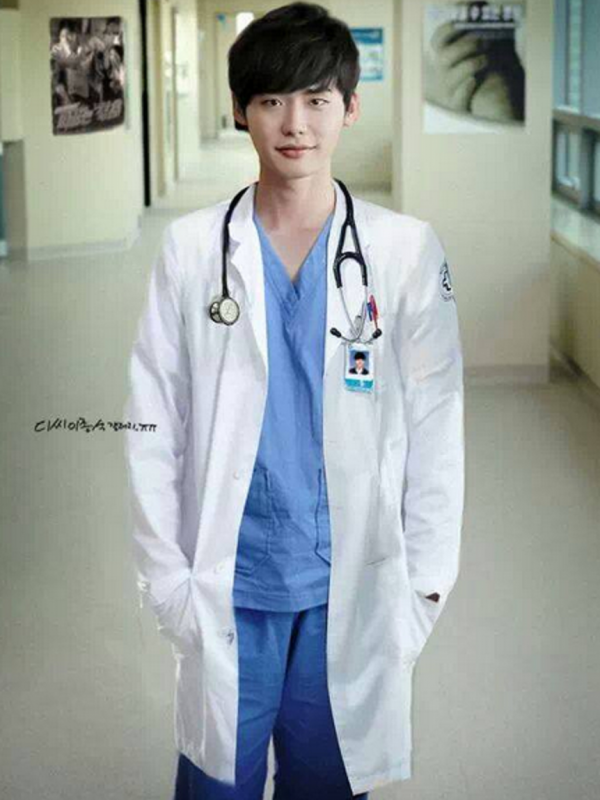 Lee Jong Suk saat berperan sebagai dokter dalam drama Doctor Stranger (2014)