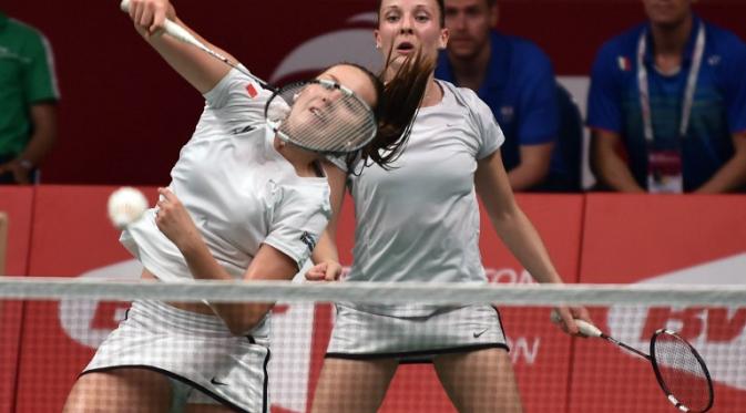 Ganda putri Prancis Emilie Lefel/Delphine Lansac disingkirkan pasangan Jepang Reika Kakiiwa/Miyuki Maeda di babak kedua Total BWF World Championships 2015. (Liputan6.com/BAY ISMOYO / AFP)