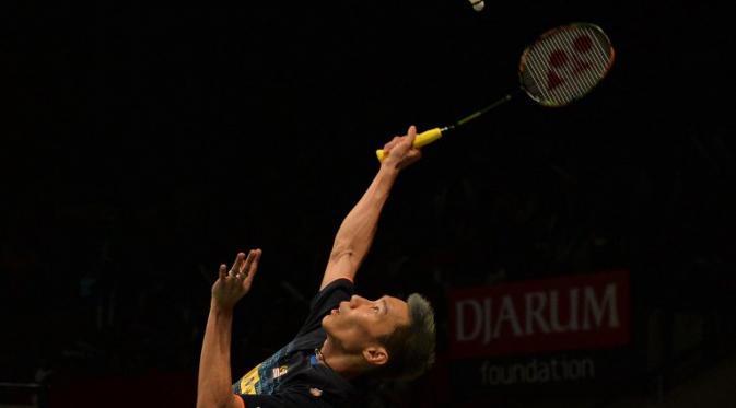 Tunggal putra Malaysia Lee Chong Wei menyingkirkan Marc Zwiebler dari Jerman pada babak kedua Total BWF World Championships 2015 di Istora Senayan, Rabu (12/8/2015). (Liputan6.com/BAY ISMOYO / AFP)