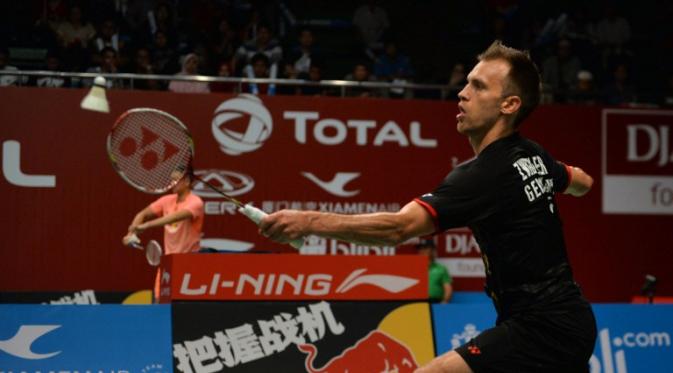 Tunggal putra Jerman Marc Zwiebler kecewa disingkirkan Lee Chong Wei asal Malaysia pada babak kedua World Championships 2015 di Istora Senayan, Jakarta, Rabu (12/8/2015). (Liputan6.com/BAY ISMOYO / AFP)