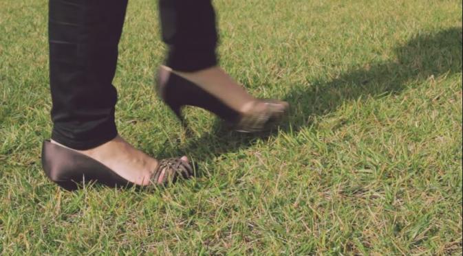 Pakai heels jalan di rumput. (Via: youtube.com)