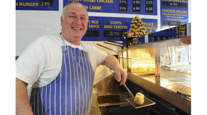 John Clarkson sudah mendirikan kedai kentang goreng Mister Eaters sejak 1989 (foto: Mirror Online).
