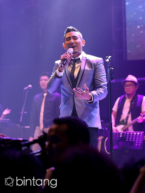 Dalam konsernya yang bertajuk 'Love 15 Rio Febrian: Romantic Concert', pria berumur 34 tahun ini tampil prima dengan suara yang telah ia latih selama belasan tahun. (Galih W. Satria/Bintang.com)