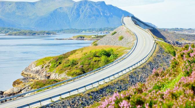 Jalan Samudra Atlantik, Norwegia. | via: businessinsider.com