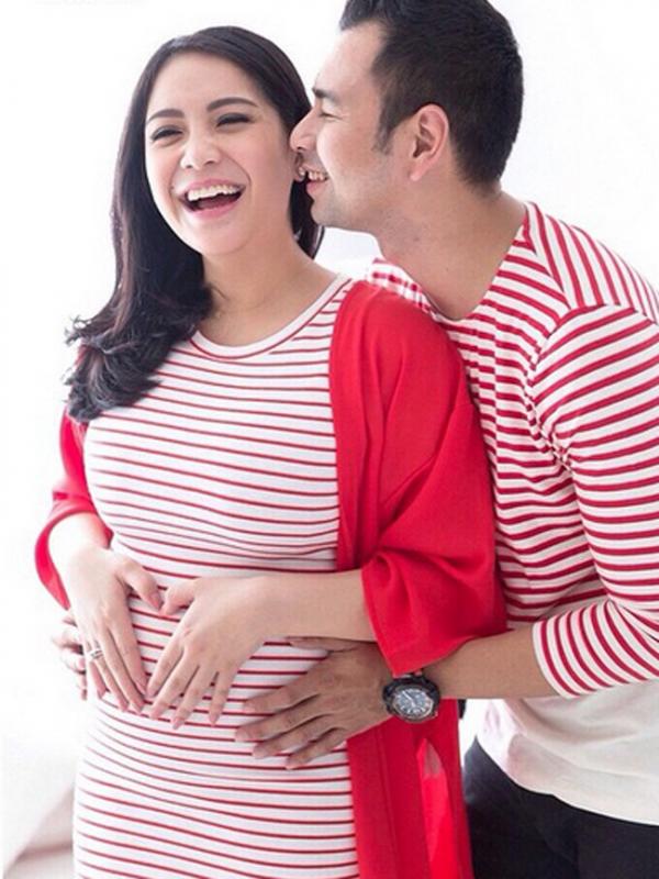 Raffi Ahmad dan Nagita Slavina terlihat serasi mengenakan busana merah putih untuk mengabadikan momen kehamilan Nagita. (via instagram/@raffinagita1717)