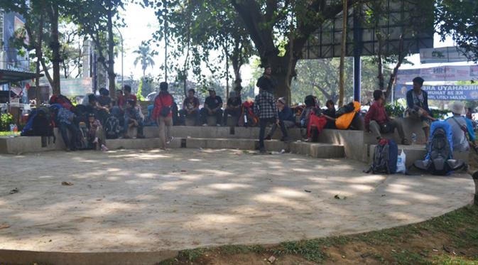 Para calon pendaki Gunung Semeru yang tiba di Malang, Jawa Timur, memilih beristirahat di depan Stasiun Kotabaru. (Liputan6.com/Zainul Arifin)