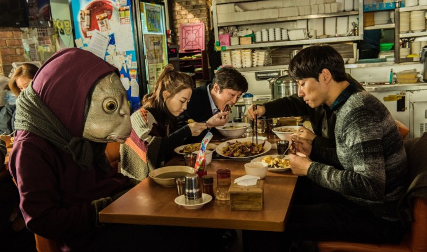 Lee Kwang Soo--monster berkepala ikan besar--dan Park Bo Young dalam Collective Invention