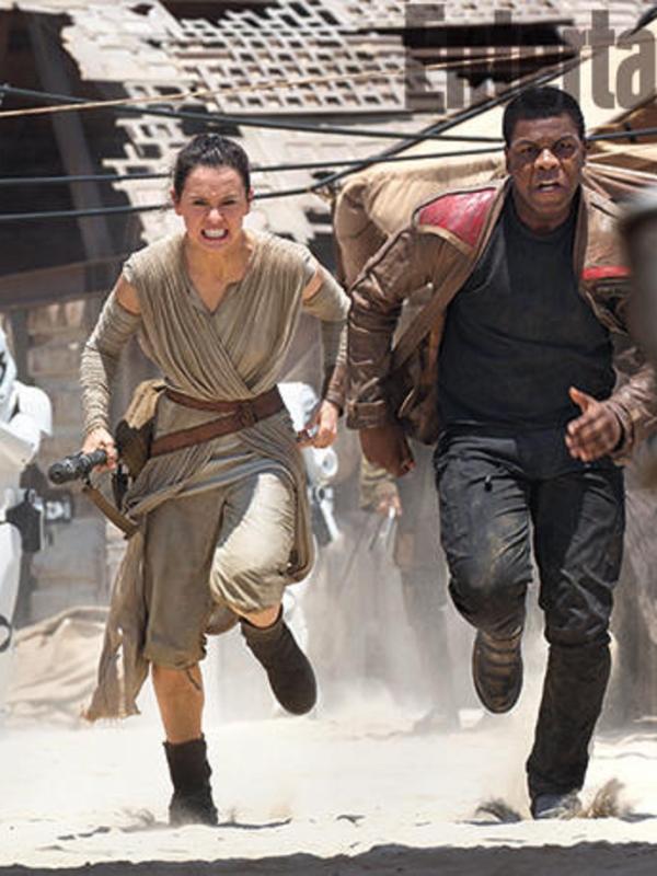Daisy Ridley's Rey dan John Boyega dikejar pasukan stormtrooper. Foto: EW