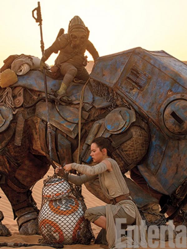 Rey (Daisy Ridley) bertemu dengan BB-8, dan membebaskannya dari jaring. Foto: EW