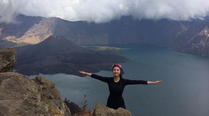 Raline Shah saat mendaki Gunung Rinjani (Instagram/@ralineshah)