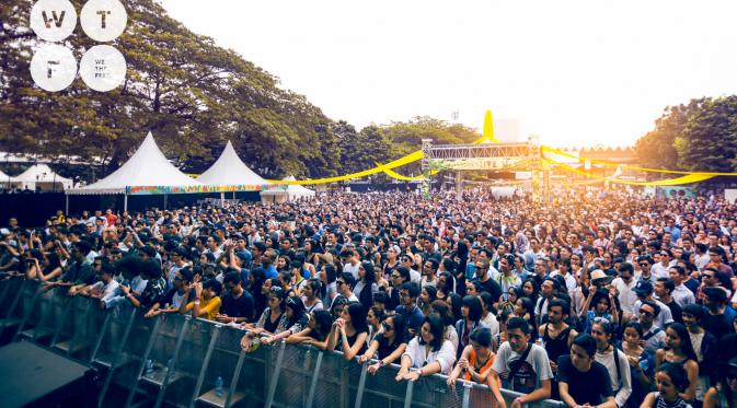  Ribuan penonton datang memadati festival musik yang berlangsung di Parkir Timur Senayan, Jakarta tersebut.