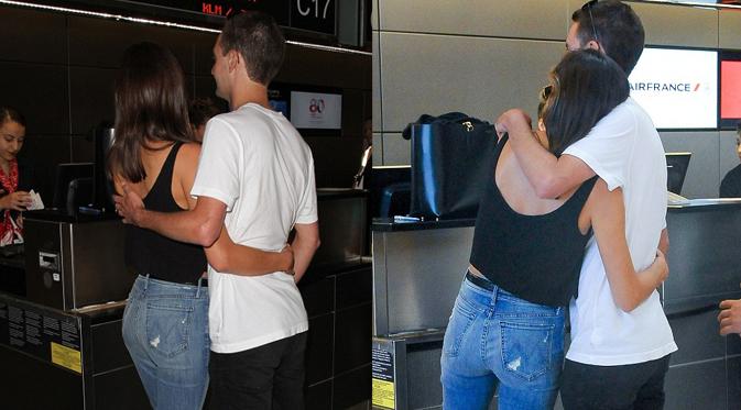 Miranda Kerr dan Evan Spiegel bermesraan di bandara. (foto: dailymail)