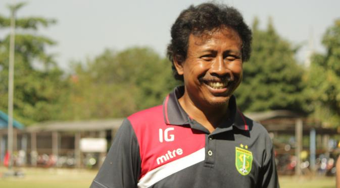 Pelatih Persebaya United, Ibnu Grahan menerapkan strategi menyerang di laga terakhir. (Bola.com/Zaidan Nazarul)