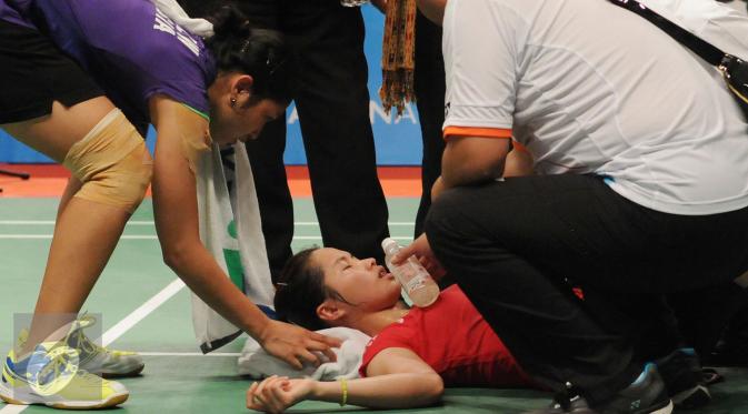 Tim medis memberikan pertolongan buat pebulutangkis Thailand, Ratchanok Intanon saat berlaga melawan Lindaweni Fanetri (Indonesia) di Total BWF Championships 2015 di Jakarta, Kamis (13/8/2015). (Liputan6.com/Helmi Fithriansyah)