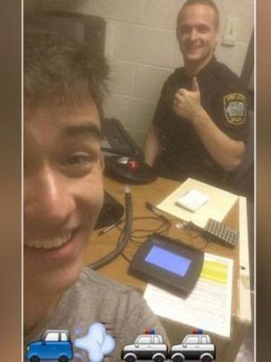 Sambil teler, Phelps selfie dengan polisi yang menangkapnya.