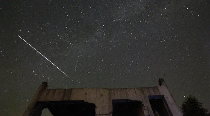 Potret Memesona 'Pertunjukan' Meteor Perseid dari Seluruh Dunia. | via: mashable.com