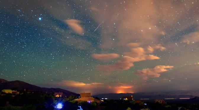 Potret Memesona 'Pertunjukan' Meteor Perseid dari Seluruh Dunia. | via: mashable.com