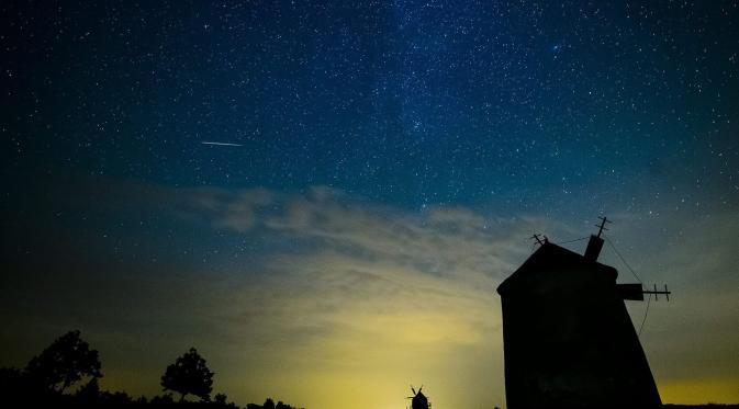 Potret Memesona 'Pertunjukan' Meteor Perseid dari Seluruh Dunia. | via: mashable.com