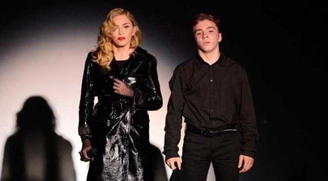 Madonna bersama anaknya bernama Rocco Ritchie dari hasil pernikahan keduanya bersama Guy Ritchie. (foto: nydailynews)