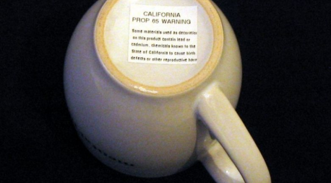 Gelas dengan label peringatan di California Amerika Serikat