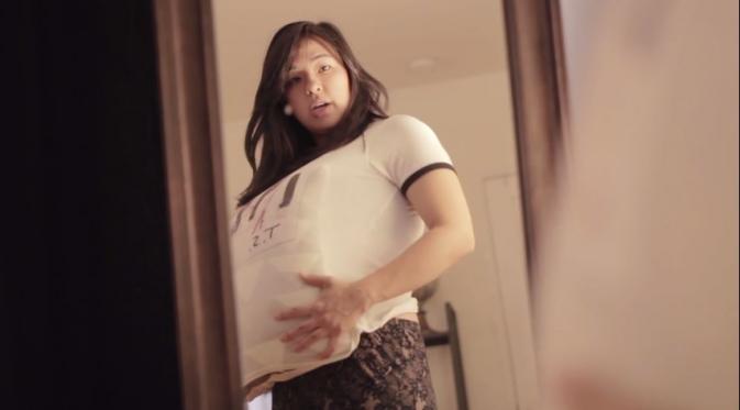 Pura-pura hamil pakai bantal. (Via: youtube.com)