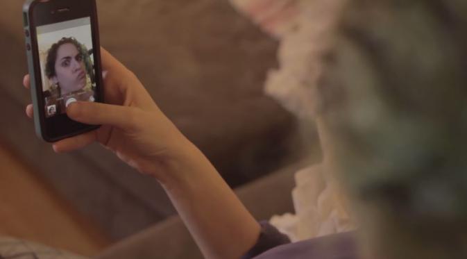 Selfie dengan mimik wajah yang super jelek. (Via: youtube.com)