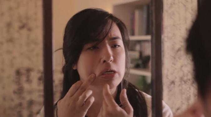 Cek keriput di wajah. (Via: youtube.com)