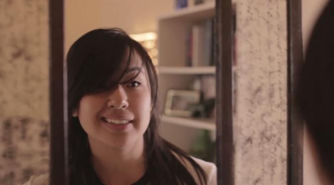 Senyum-senyum sendiri di depan cermin. (Via: youtube.com)