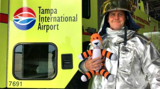 Petualangan Hobbes di bandara internasional Tampa, Florida.