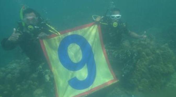 Marinir melakukan transplantasi terumbu karang yang di Pantai Sari Ringgung Lampung. (Istimewa)