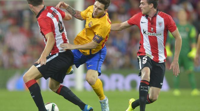 Lionel Messi mendapat pengawalan ketat dari dua pemain Athletic Bilbao.
