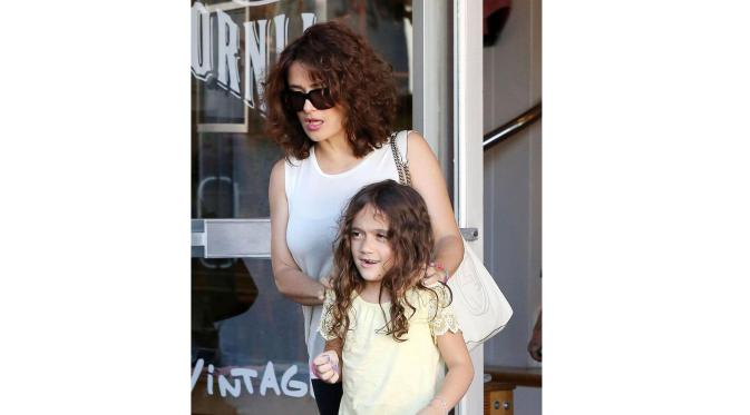 Salma Hayek dan putrinya (Nydailynews.com)