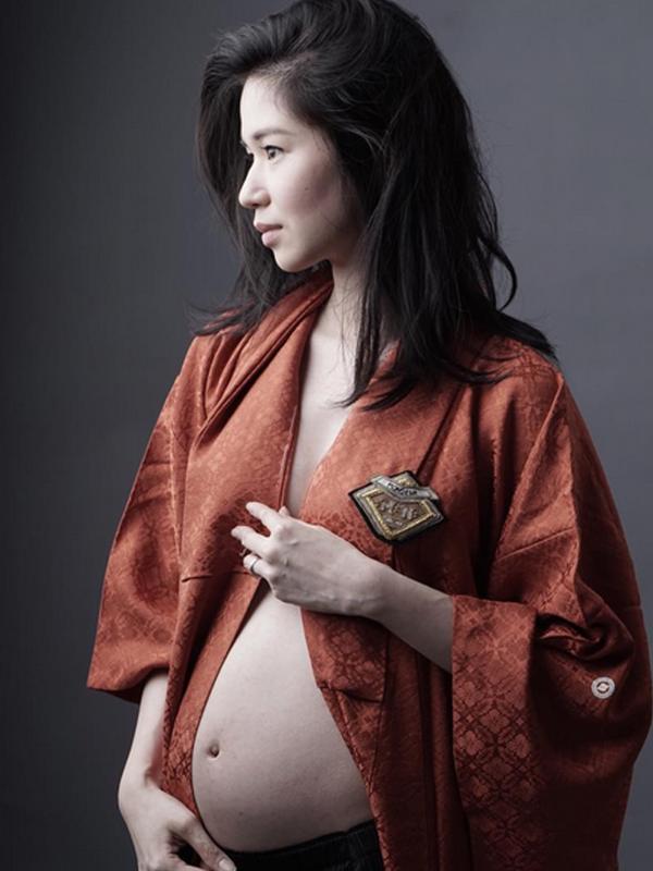 Laura Basuki memperlihatkan foto kehamilannya melalui akun Instagram pribadinya. (foto: instagram.com/laurabas)
