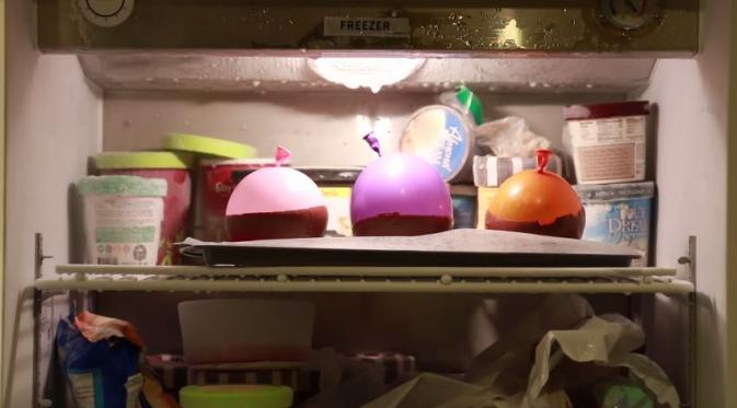Masukkan dalam freezer hingga beku. (Via: youtube.com)